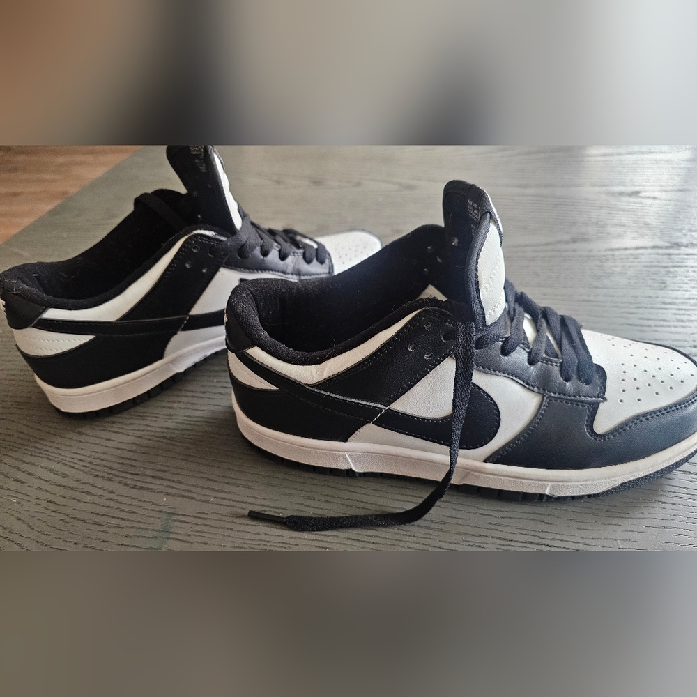 Nike Men’s Black and White Low-Top Sneakers